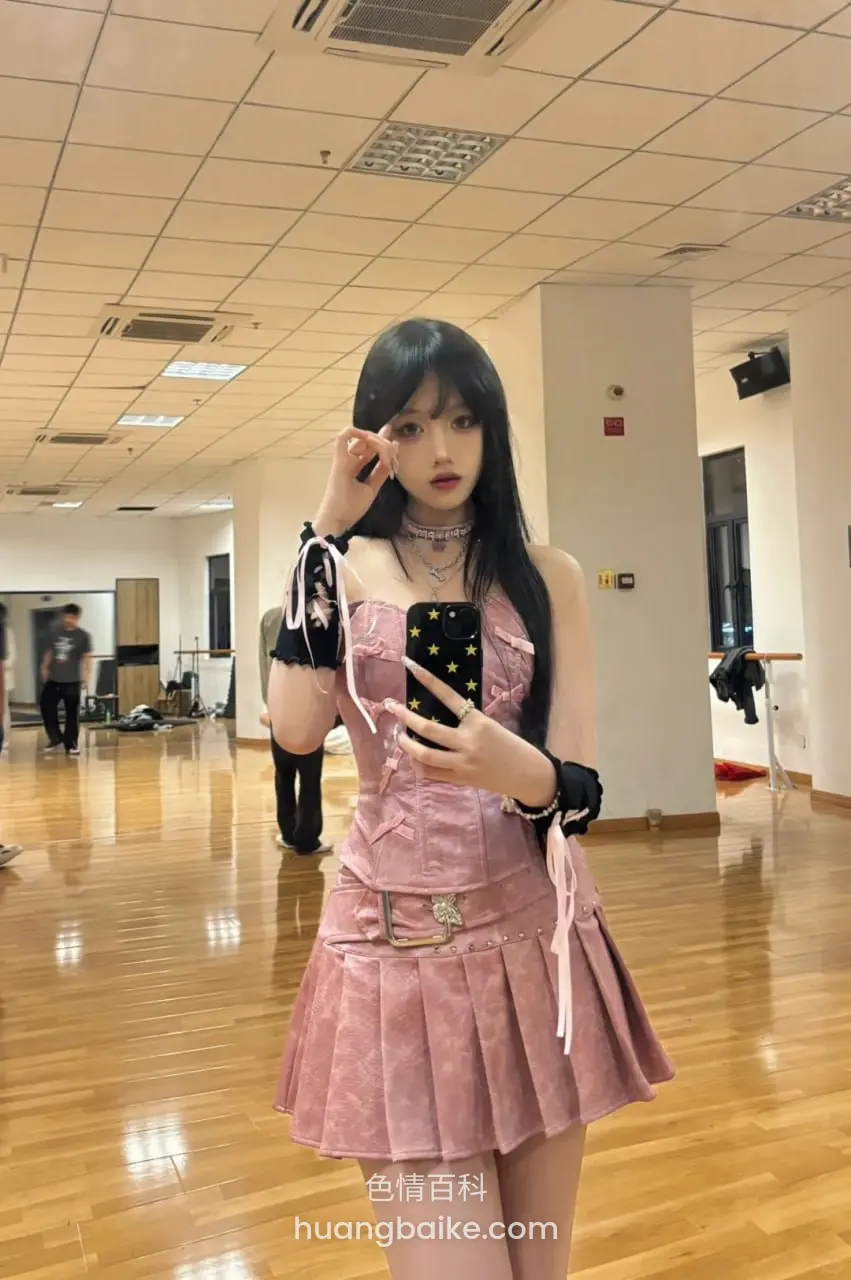 镜头对着舞室里，手机举在胸前