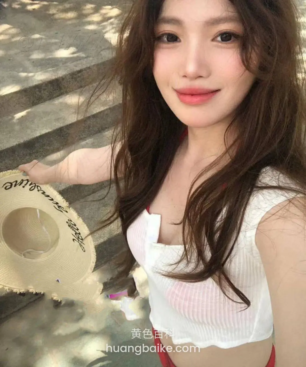 台阶上拿着草帽自拍