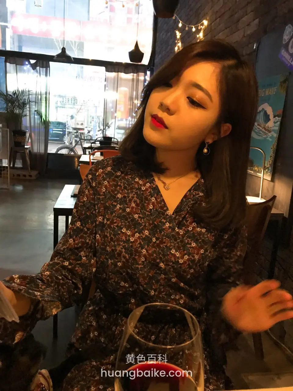餐厅里女士侧头看酒杯