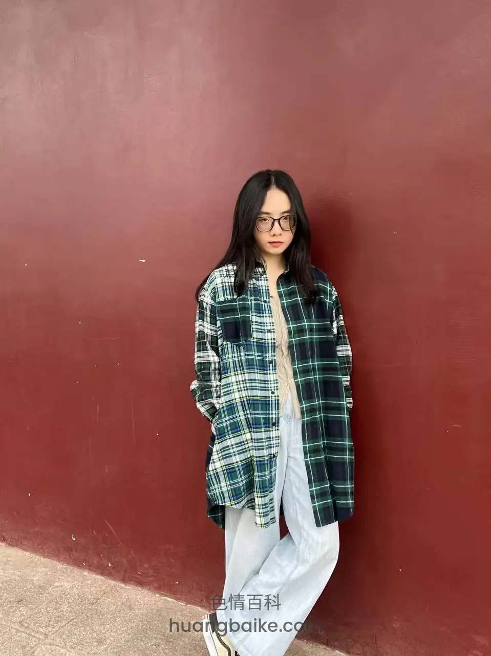 红墙前站立看镜头