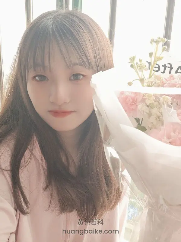 女孩拿着花束自拍