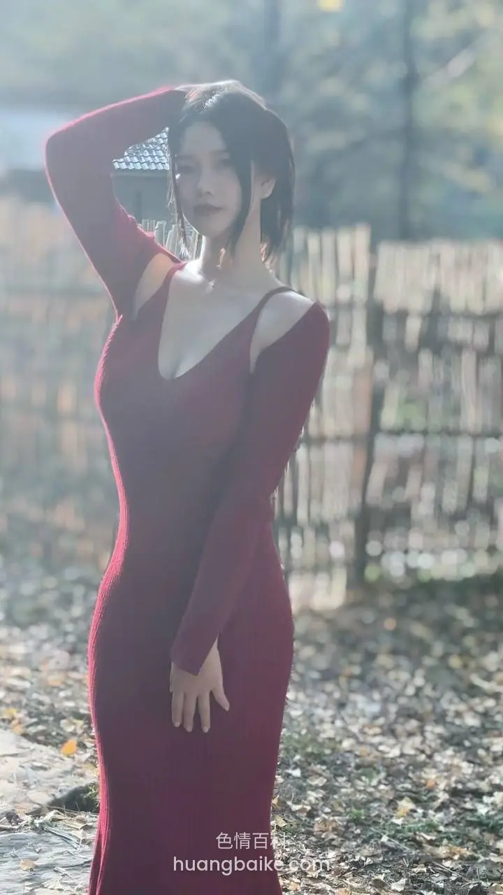 树林小径上站立，手举过头顶