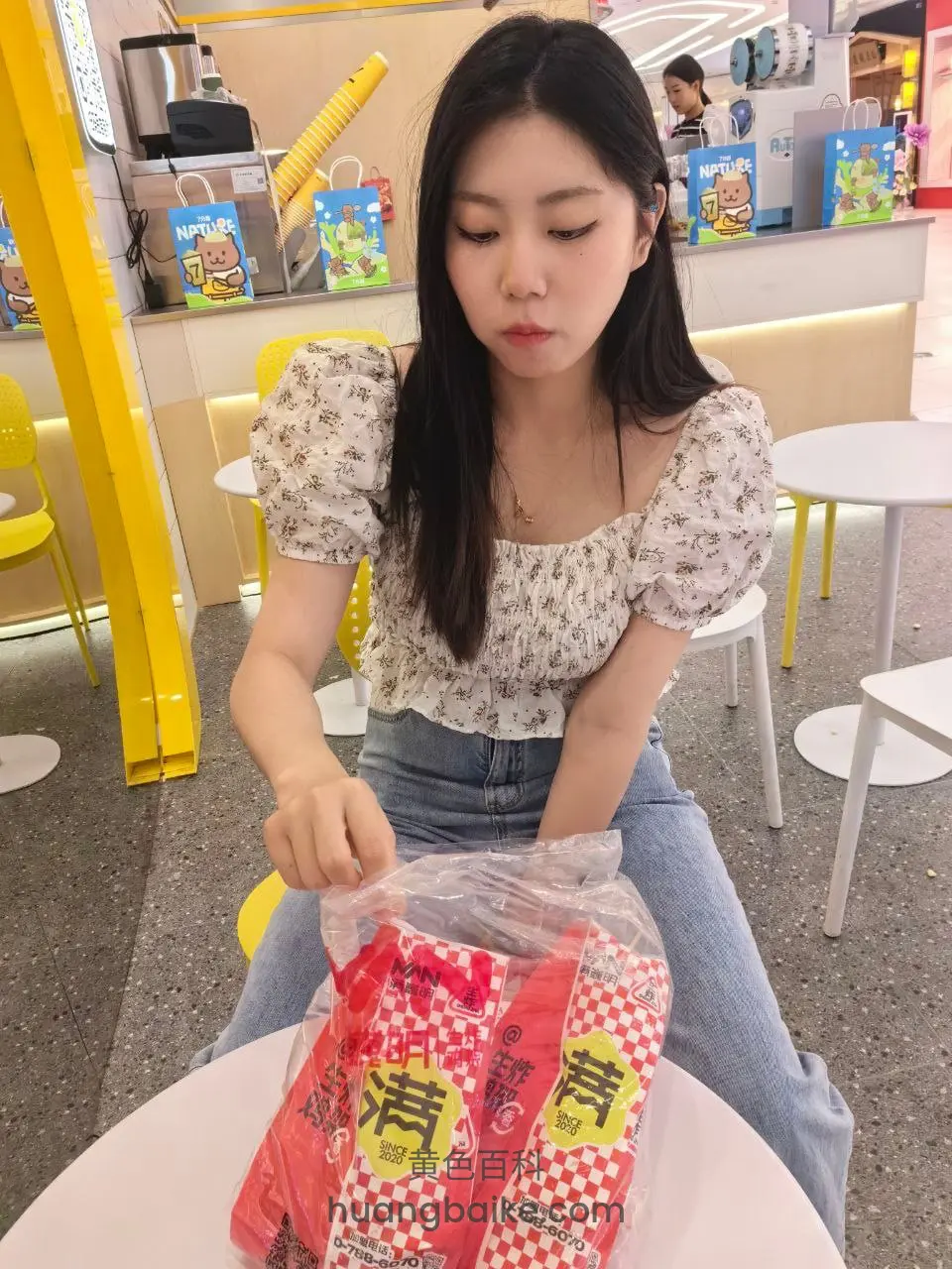 桌上红包装袋，伸手要拿