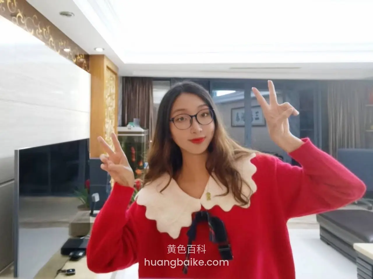 客厅举着剪刀手，镜头对着全身