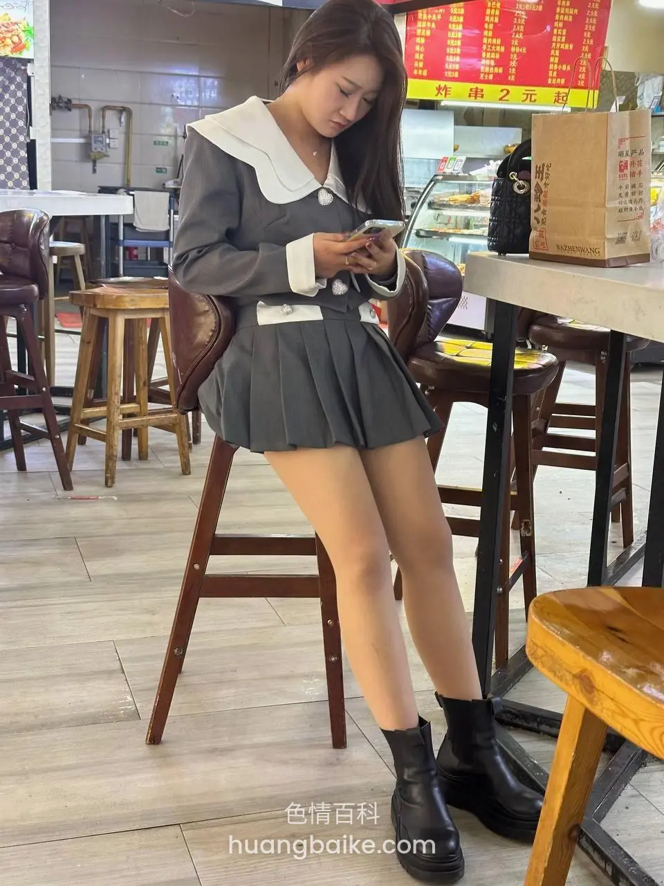 餐厅菜单 低头玩手机
