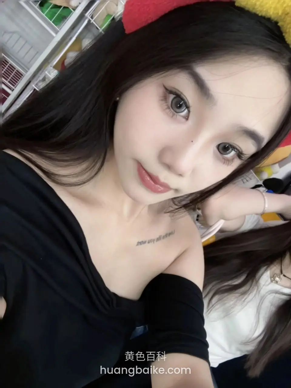 自拍怼脸，左手举手机，肩上纹字 After all this time