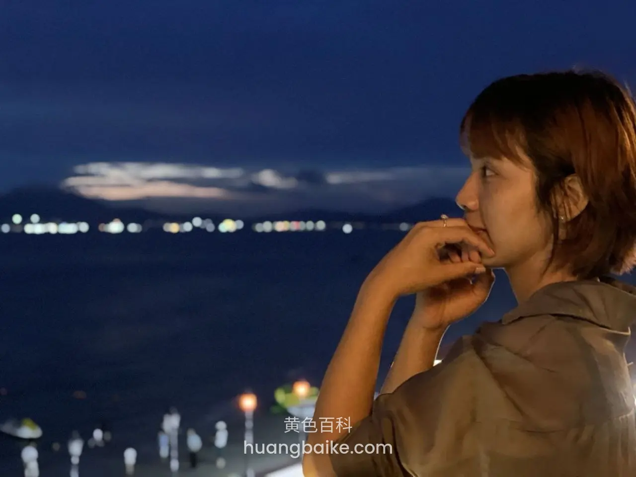 素人熟女夜里侧脸看海