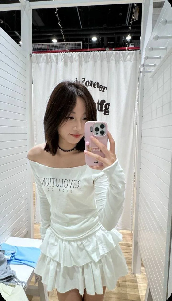 武汉极品嫩妹 被男友调教成母狗小小年纪小穴都被玩黑了 完美露脸口交啪啪 户外露出 每天变着花样的被操