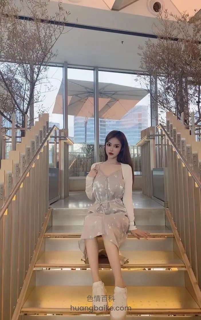 清纯学生妹的头按下去猛深喉，他的鸡巴一下下直顶到喉咙最里面，撅着肥屁股像只发情的小母狗
