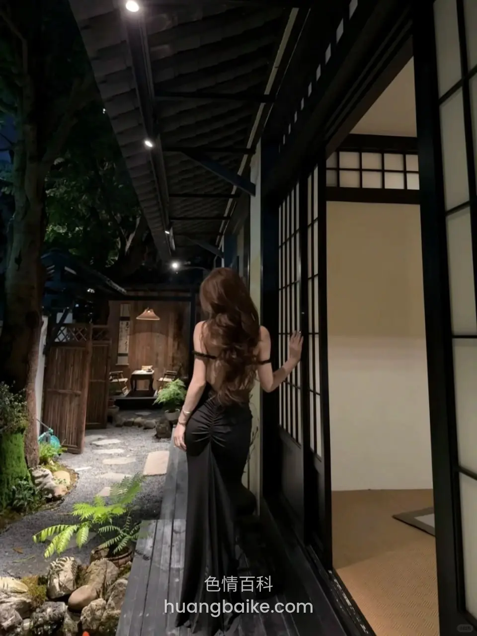 日式庭院走廊，推开拉门