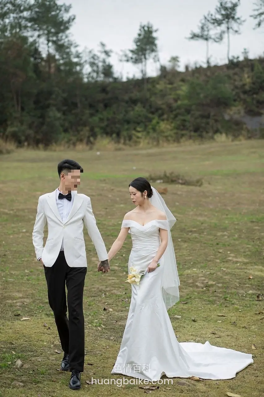 草地散步牵手，婚纱拖地拿着花束