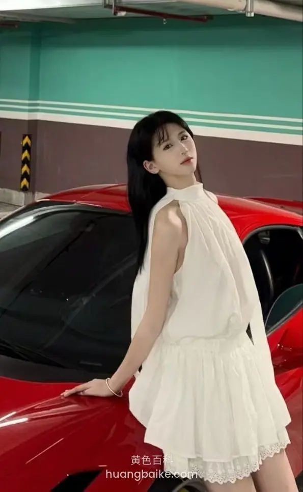 停车场靠红色跑车，手搭引擎盖回头看