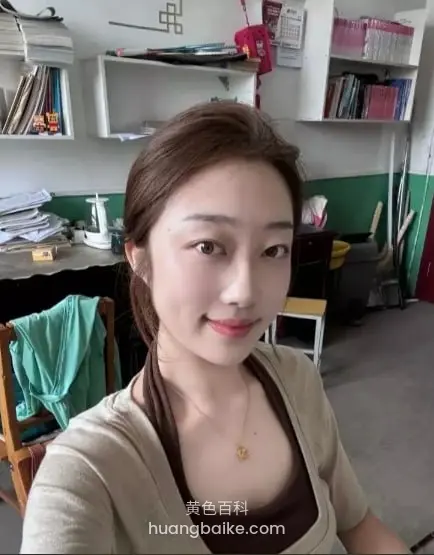 办公室自拍，身后是书架和桌子