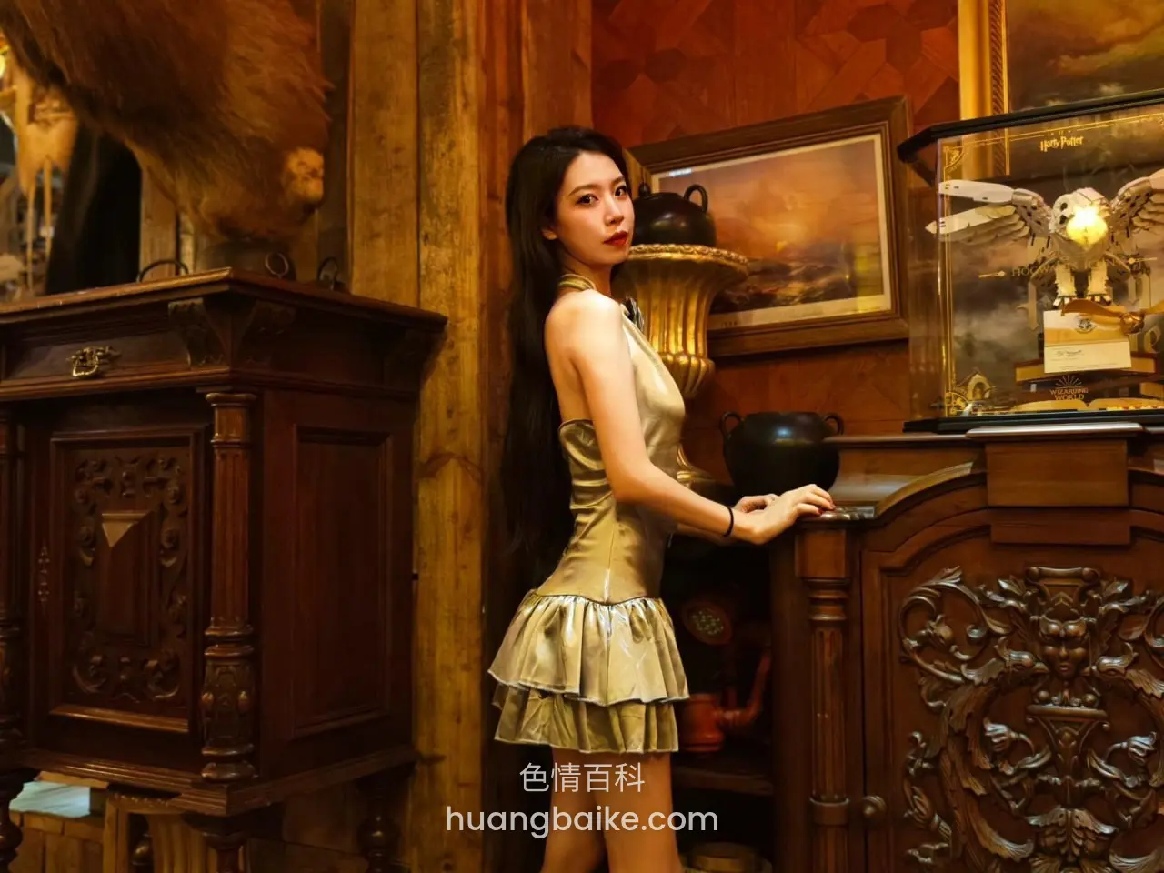 酒吧木柜旁侧身站立，手搭着柜台