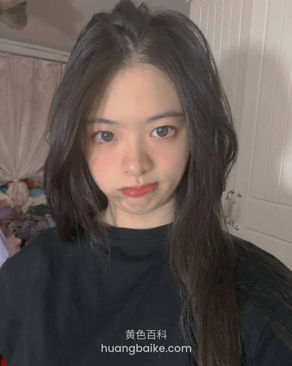 房间里撇嘴看镜头