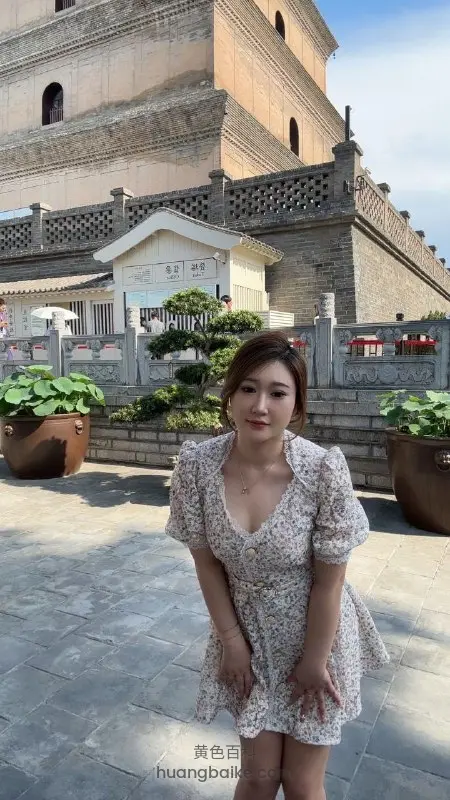 良家少妇站在古塔前