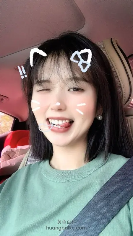 车里自拍吐舌wink，头顶猫耳贴纸