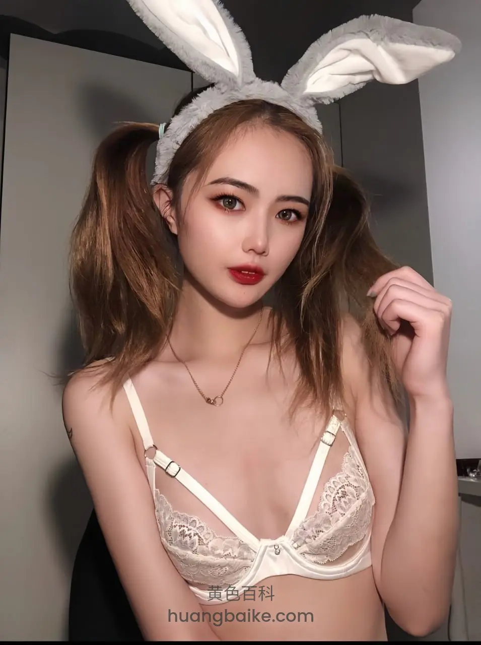 室内抬头看镜头，手指勾着肩带