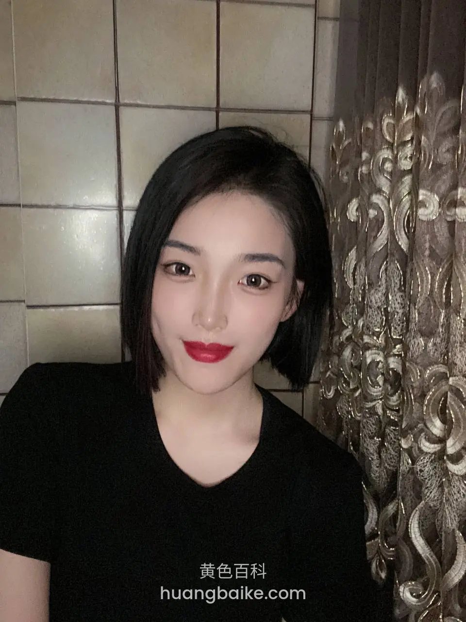 浴室镜子前自拍，身后是花纹帘子