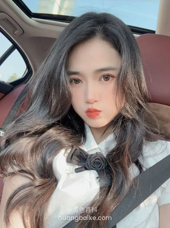 车内自拍白衬衫黑玫瑰领结