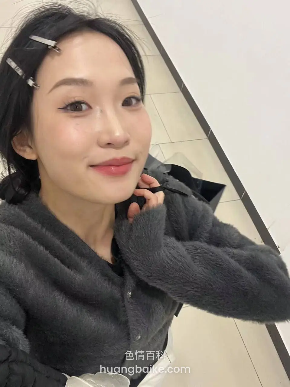 镜头前自拍，右手托着下巴