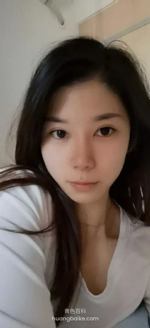 室内自拍镜头怼近脸