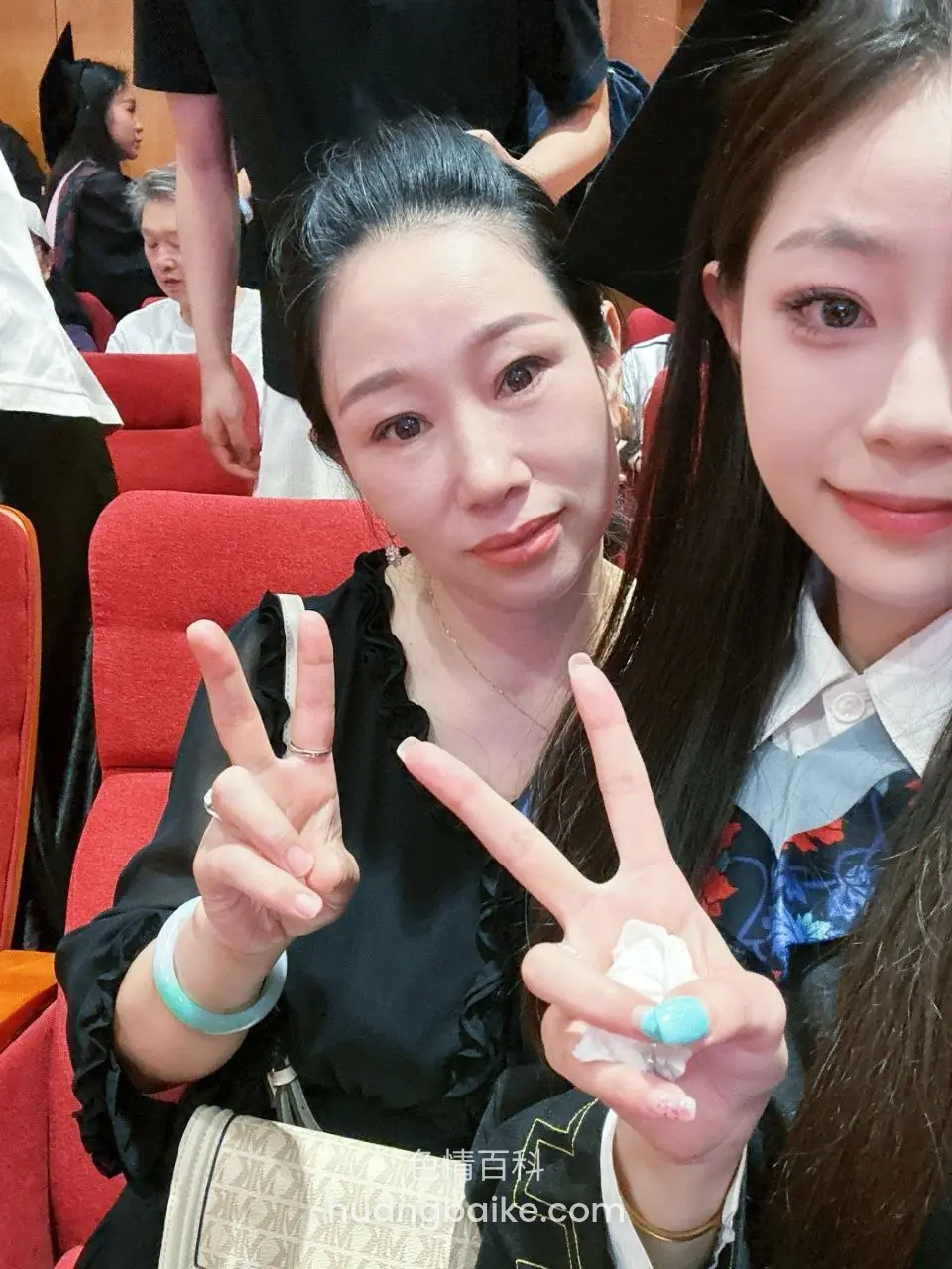 毕业典礼礼堂比剪刀手，身后观众席
