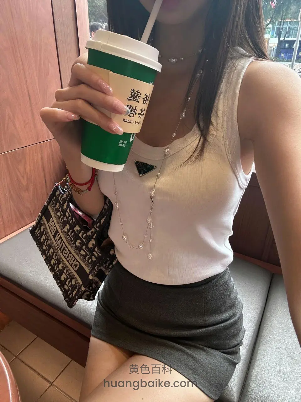 拿着奶茶杯对着镜头，杯上有董小姐字样