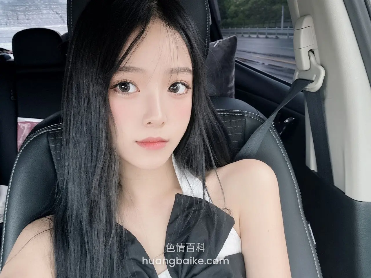 车座上系安全带看镜头