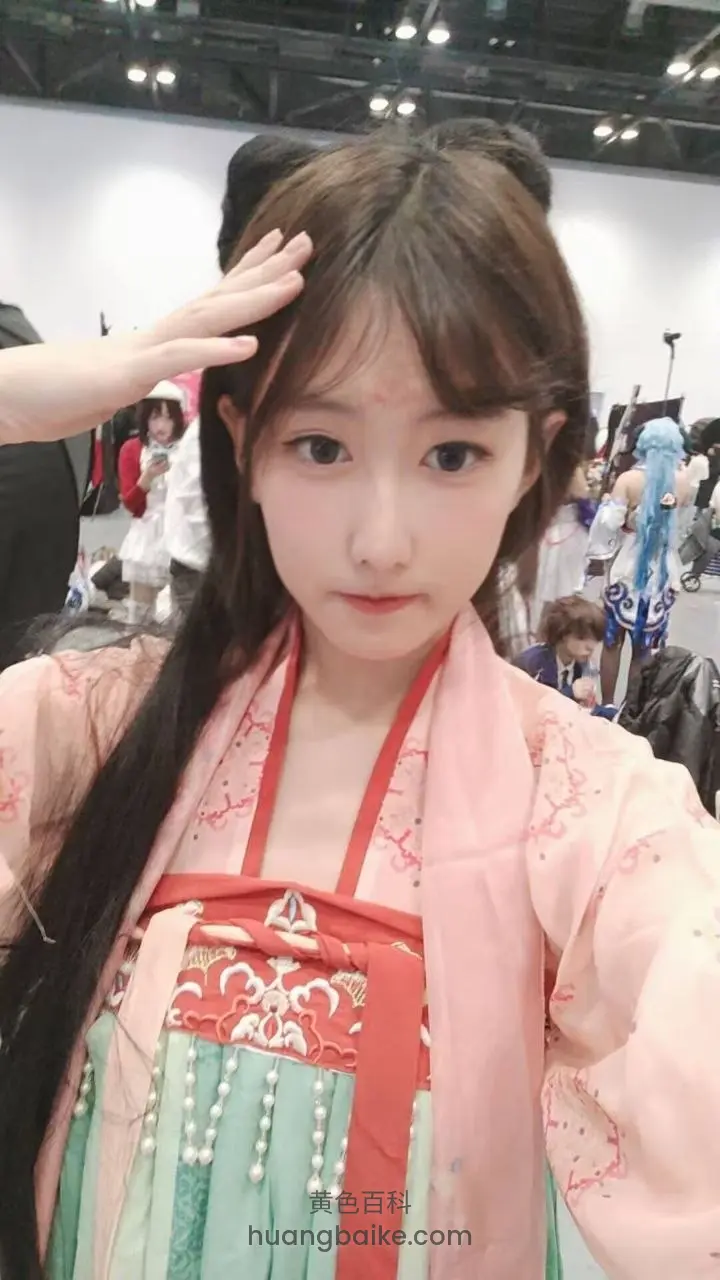 展会人堆里手搭头顶
