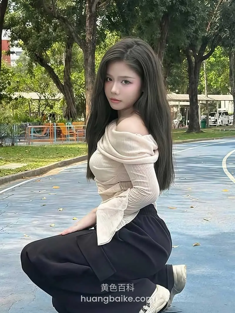 篮球场蹲着侧身看镜头，手撑地面
