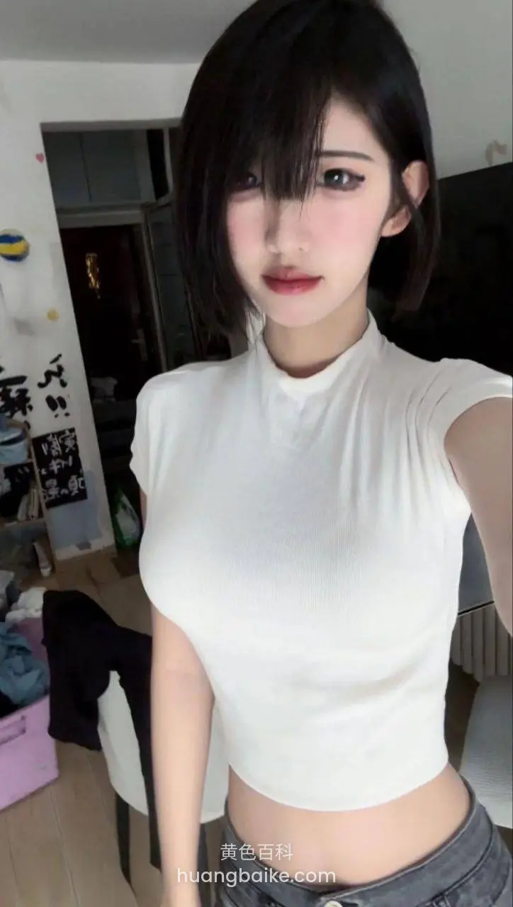 自拍举着手机镜头对着自己，身后门和衣架