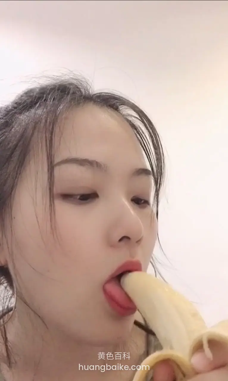 黑发女人伸舌舔香蕉