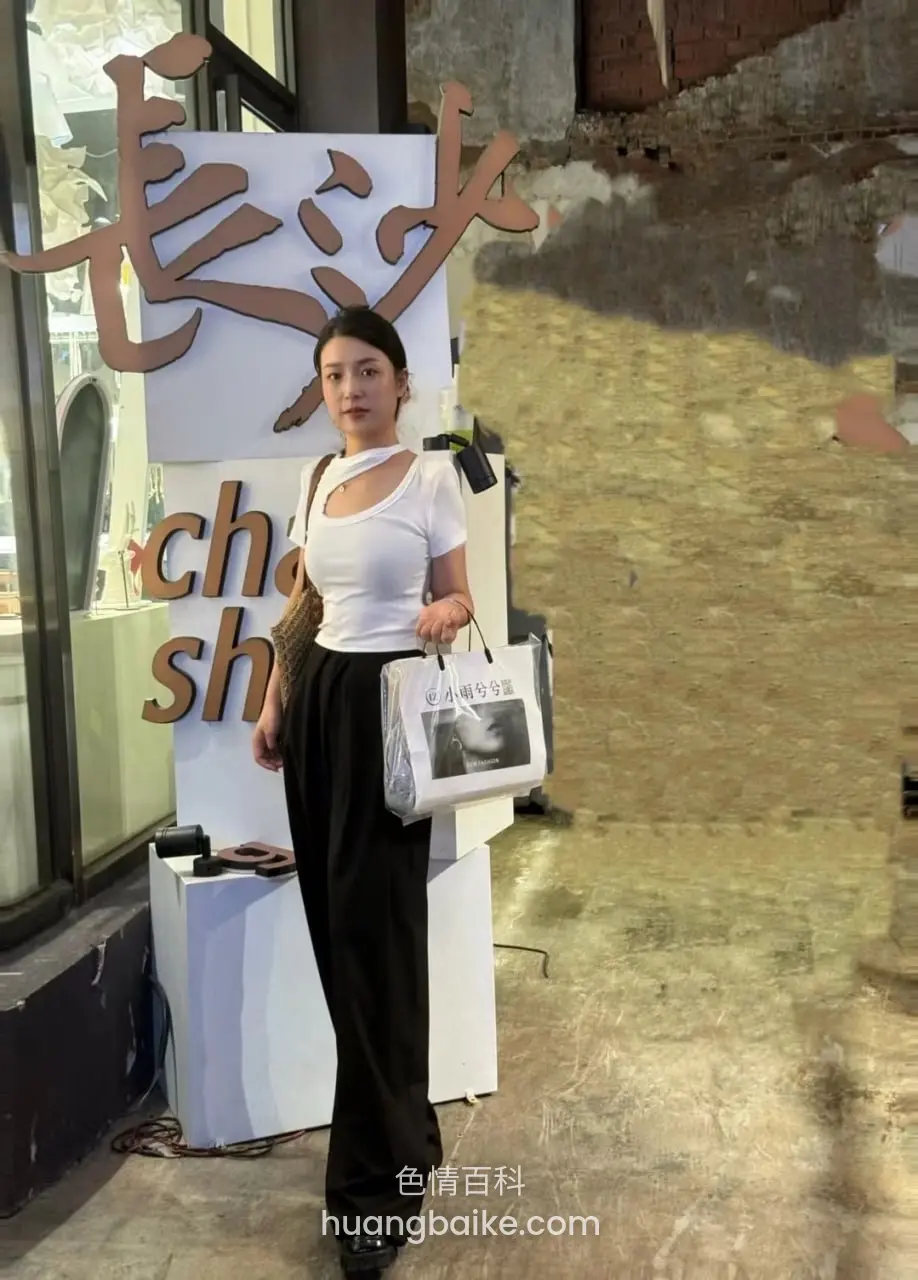 长沙店招前拿着购物袋