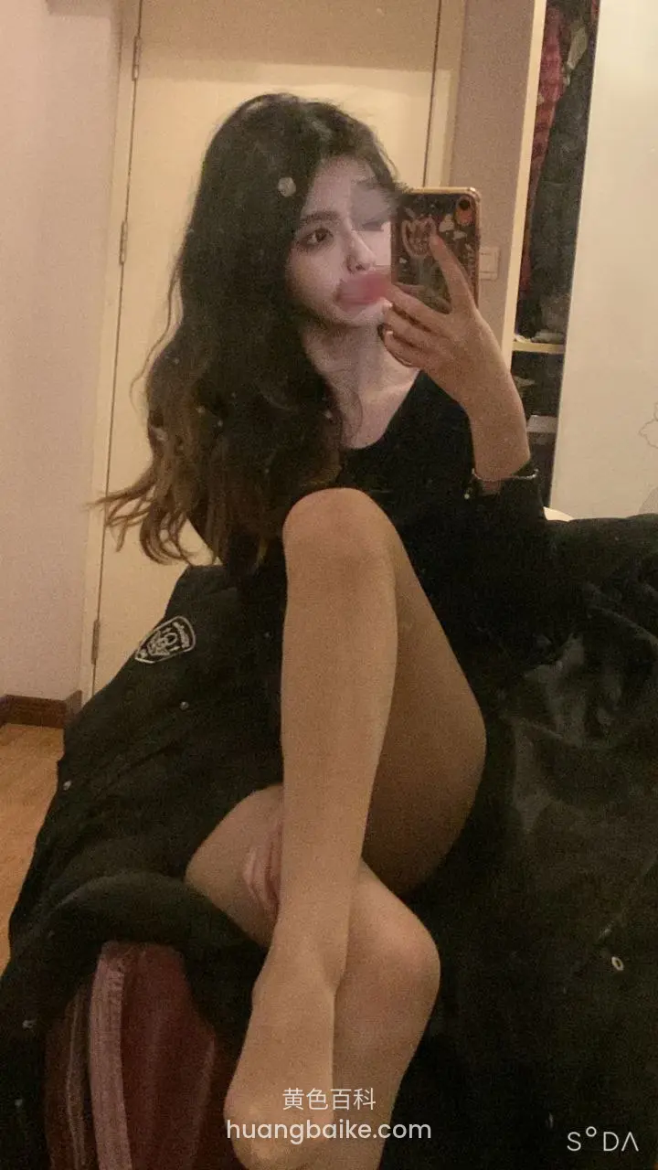 沙发上翘腿自拍，手机挡着脸