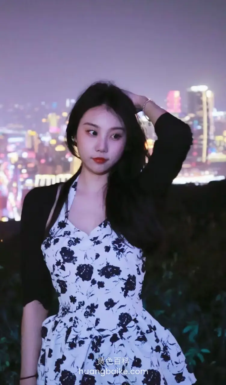 夜景城市背景手举过头顶