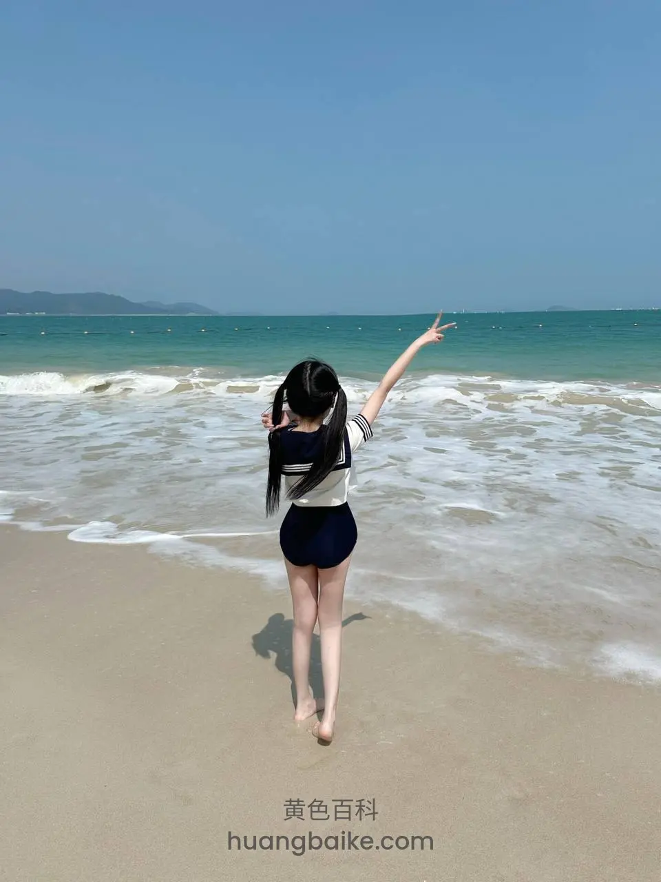 海边向大海比耶，浪花拍岸