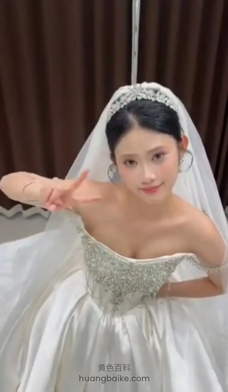 新娘婚纱照和平手势