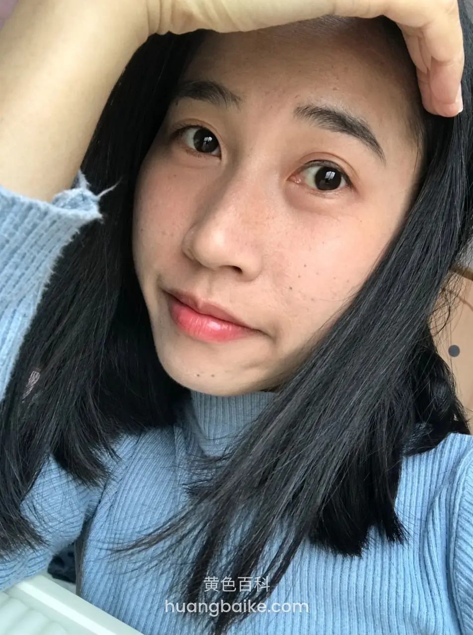 镜头怼着脸，手遮额头看过来
