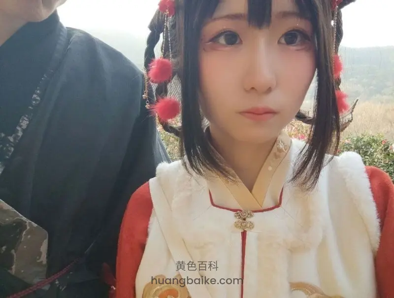 户外近距离对着脸,身后有人穿黑衣服