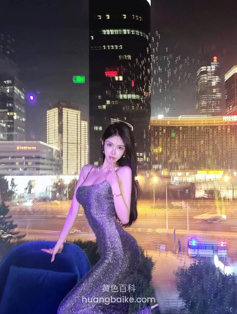 城市夜景阳台，倚栏杆单手托下巴