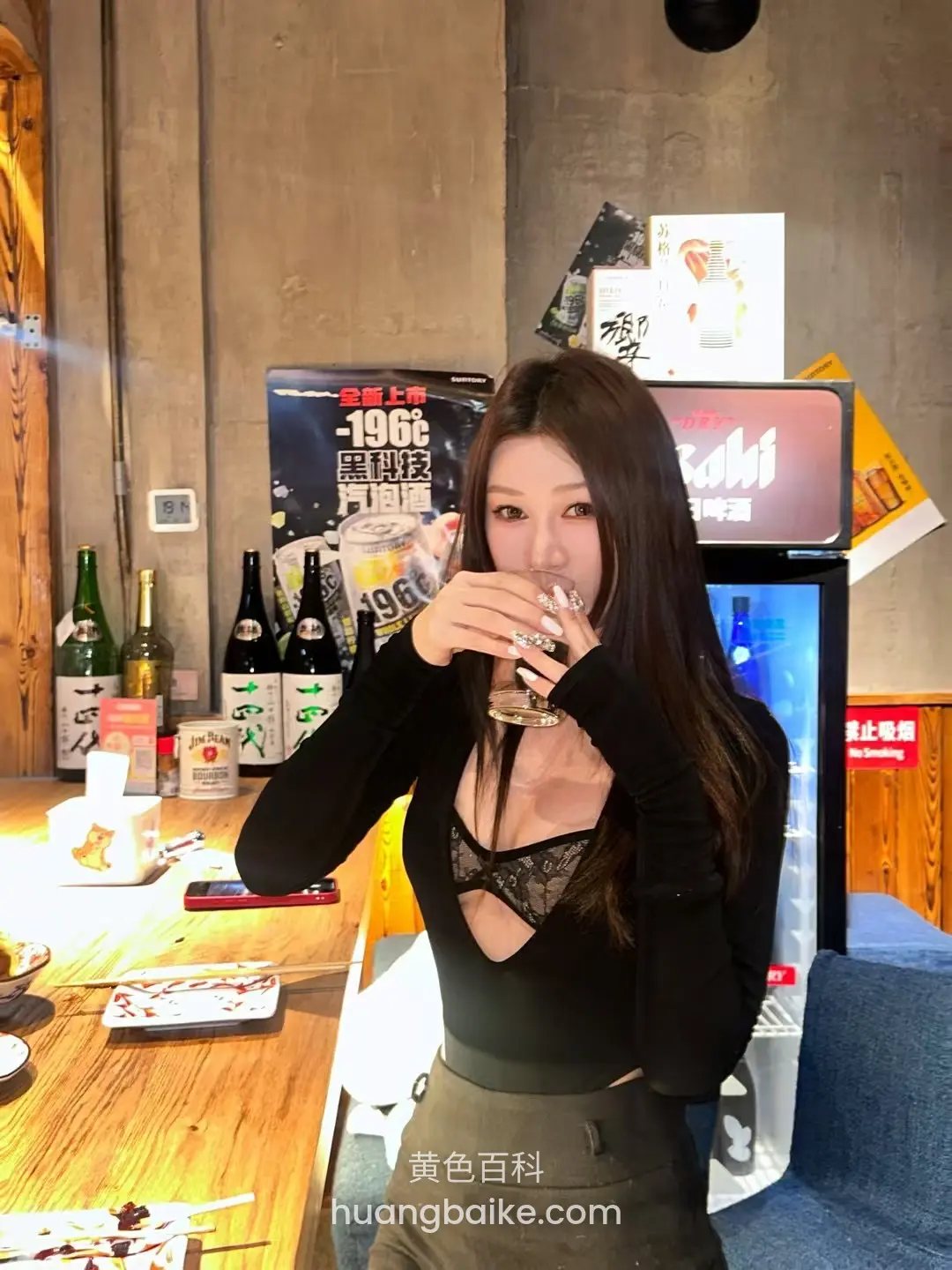 镜头对着吧台喝酒，身后酒瓶和广告牌