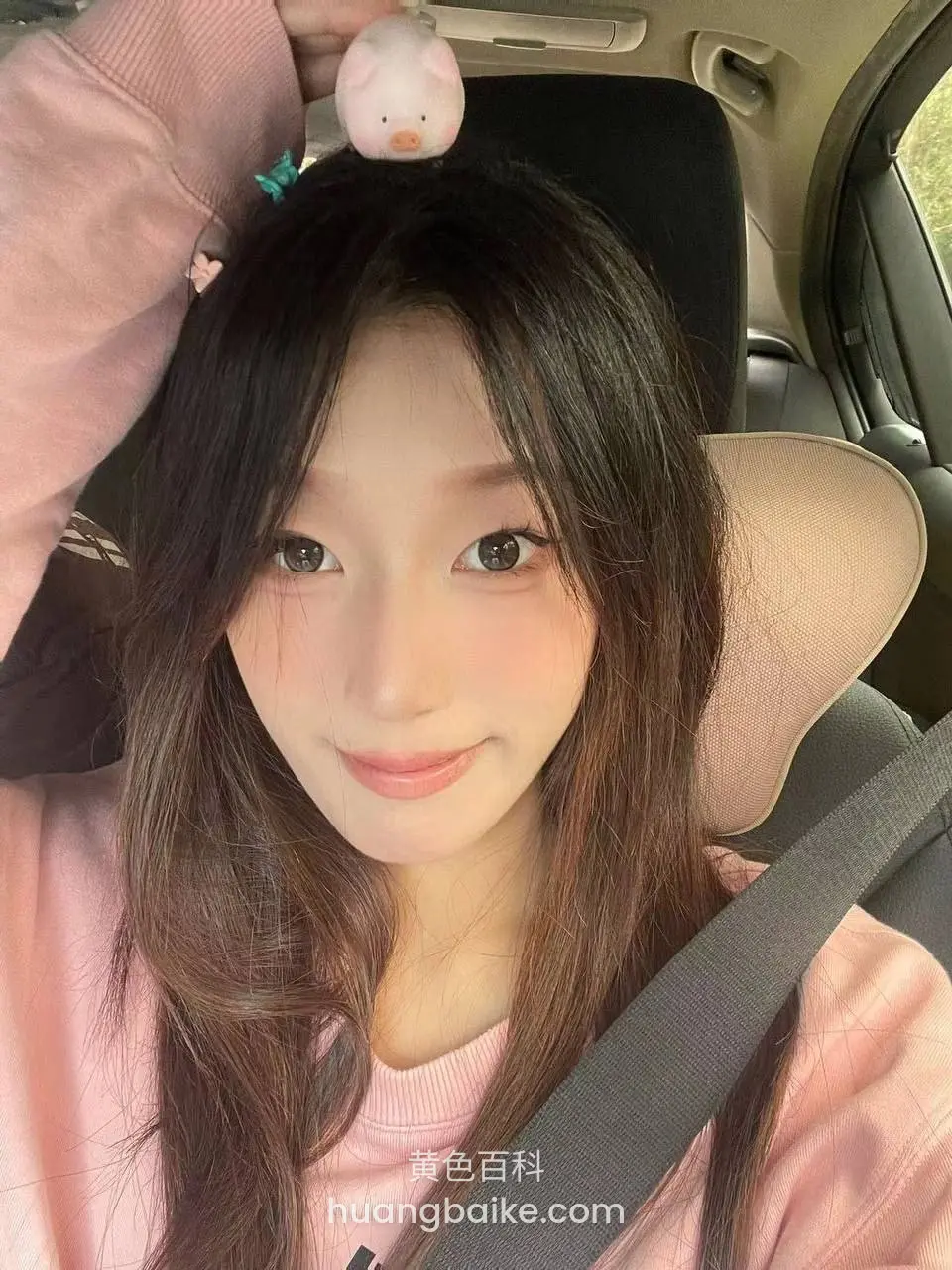 车内戴鸭子发夹自拍