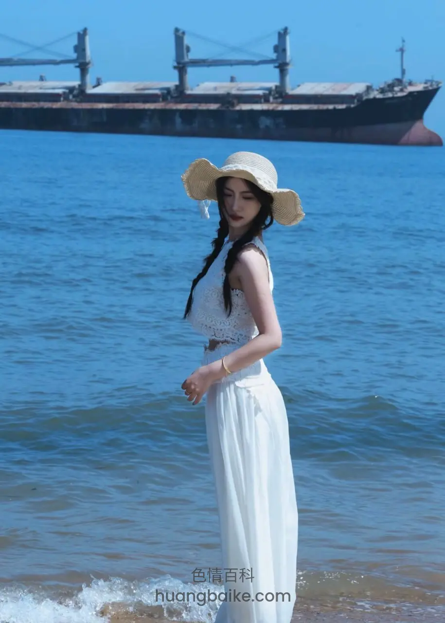 海边站着回头看镜头，身旁大船经过