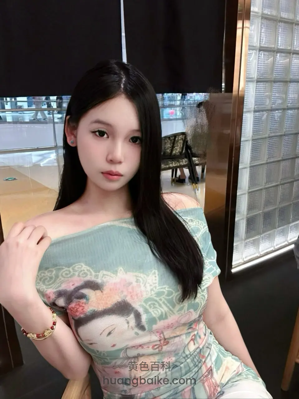 颜值很高的反差小妹私下拍摄，各种骚姿把身材展到让人受不了