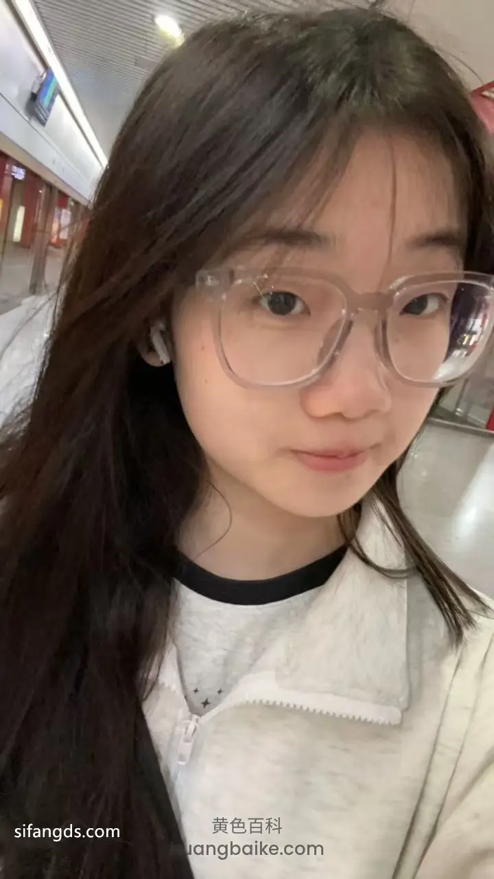 机场走廊里举着手机拍，身后有显示屏