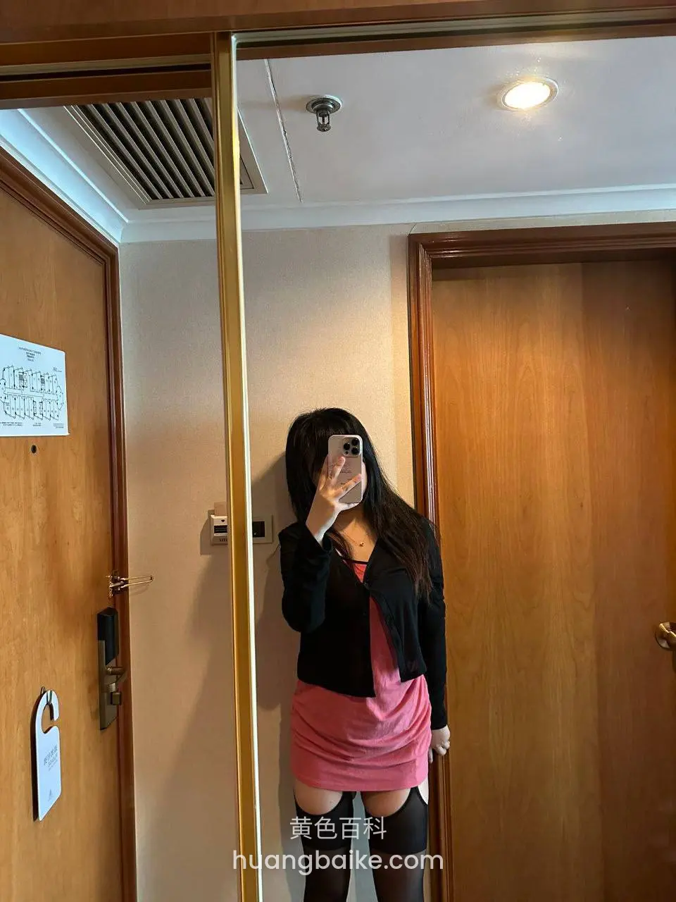 木门前拍全身，手机举在脸前