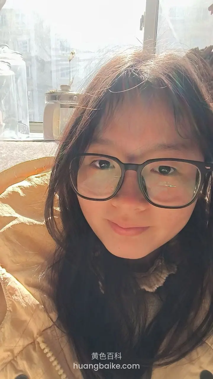 窗台边低头看镜头