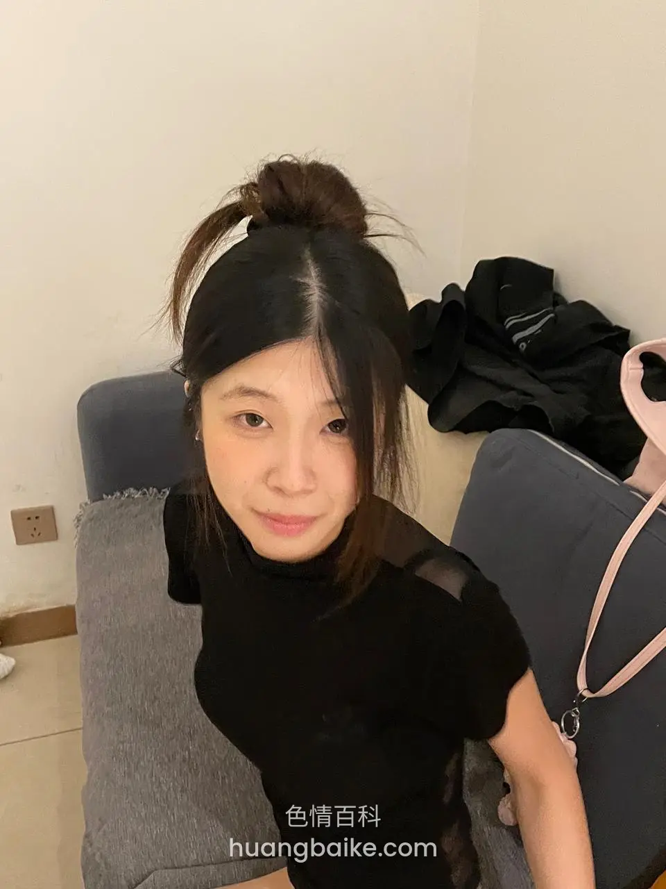 沙发上抬头看镜头