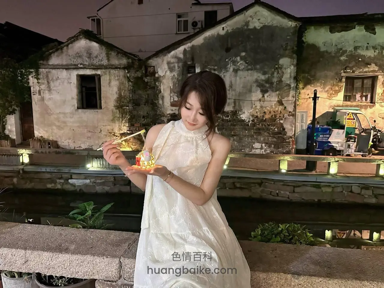 河边石栏杆上点孔明灯